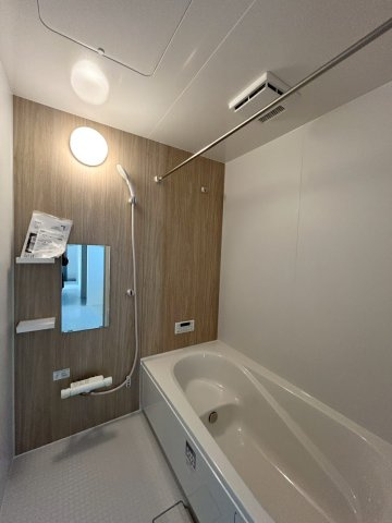 ーBloomーブルームー小倉北区三郎丸3丁目2期　【小倉北区　新築戸建て】の浴室|足も伸ばせてゆったりできるユニットバス♪　【小倉北区　新築戸建て】