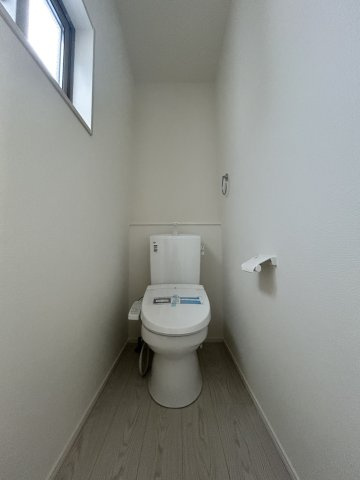 ーBloomーブルームー小倉北区三郎丸3丁目2期　【小倉北区　新築戸建て】のトイレ|1階トイレはウォシュレット機能付き♪　【小倉北区　新築戸建て】