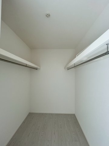 ーBloomーブルームー小倉北区三郎丸3丁目2期　【小倉北区　新築戸建て】の収納|両サイドに洋服がかけられるWIC♪　【小倉北区　新築戸建て】
