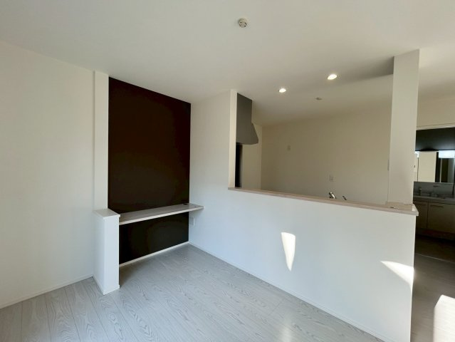 ーBloomーブルームー小倉北区三郎丸3丁目2期　【小倉北区　新築戸建て】のキッチン|スタディカウンター付きのリビングダイニング♪お子様のお勉強を見守れます♪