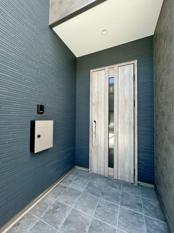 ーBloomーブルームー小倉北区三郎丸3丁目2期　【小倉北区　新築戸建て】の玄関|玄関は雨に濡れない仕様で安心♪【小倉北区　新築戸建て】