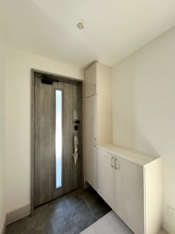 ーBloomーブルームー小倉北区三郎丸3丁目2期　【小倉北区　新築戸建て】の玄関|シューズボックス完備の白を基調とした明るい玄関　【小倉北区　新築戸建て】