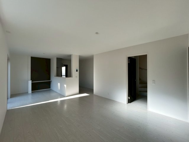 ーBloomーブルームー小倉北区三郎丸3丁目2期　【小倉北区　新築戸建て】の居間・リビング|LDK全体が明るく開放的な空間♪　【小倉北区　新築戸建て】