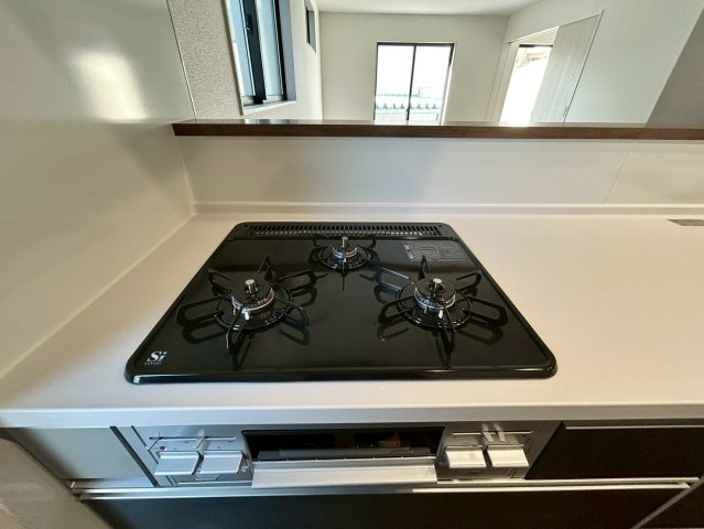 ーAdoble＋アドブルー小倉北区三郎丸3丁目2期　【小倉北区　新築戸建て】のキッチン|3口ガスコンロのシステムキッチン♪　　【小倉北区　新築戸建て】