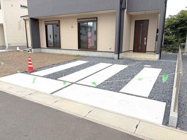 笠間市平町23-P1　新築戸建て　5号棟の駐車場|カースペースは2台お停めいただけます♪