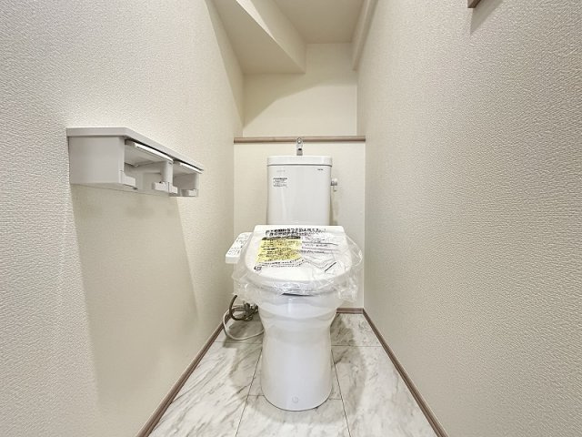 【トイレ】 | 志木市本町3丁目　新築一戸建住宅　全2棟　(志木本店) | 交換の手間が減る、2連タイプのペーパーホルダー。