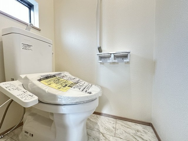 【トイレ】 | 志木市本町3丁目　新築一戸建住宅　全2棟　(志木本店) | 立ち座りをサポートする、手すり付きトイレ。