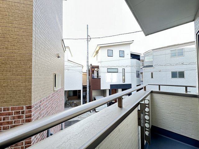 【バルコニー】 | 志木市本町3丁目　新築一戸建住宅　全2棟　(志木本店) | 高い建物に囲まれない、開放感あふれる立地。