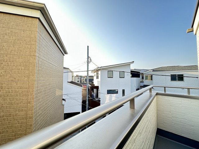 【バルコニー】 | 志木市本町3丁目　新築一戸建住宅　全2棟　(志木本店) | 周囲に高い建物がなく、開放感のある住環境。