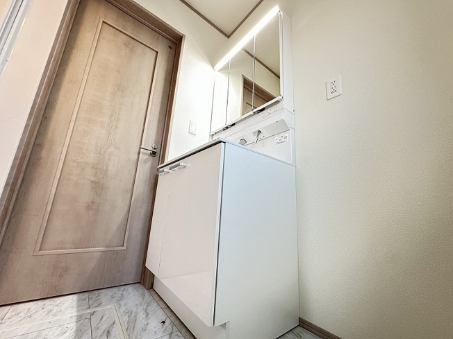 【独立洗面台】 | 志木市本町3丁目　新築一戸建住宅　全2棟　(志木本店) | 身支度がしやすい、三面鏡付き洗面化粧台。