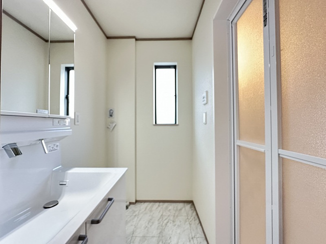 【独立洗面台】 | 志木市本町3丁目　新築一戸建住宅　全2棟　(志木本店) | 家族みんなが使いやすい、三面鏡付き洗面化粧台。