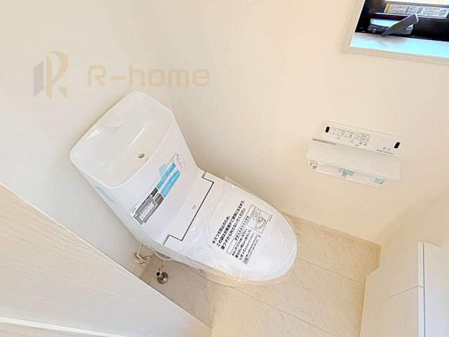 笠間市平町23-P1　新築戸建て　6号棟のトイレ|温水洗浄便座付きのトイレ。
トイレが２ヵ所設置で朝の忙しい時間でも安心です。