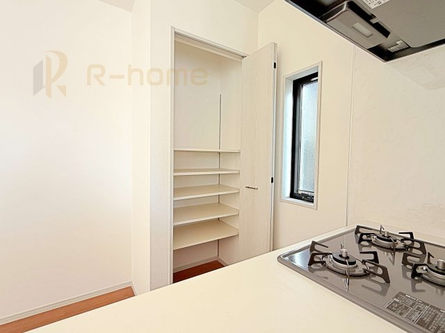 笠間市平町23-P1　新築戸建て　6号棟の収納|キッチンにはパントリーを設置！キッチン回りの整理整頓の悩みも解決♪