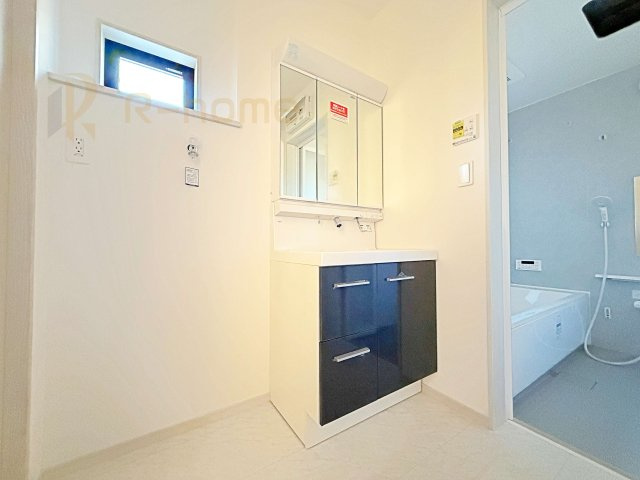 笠間市平町23-P1　新築戸建て　6号棟の洗面所|三面鏡の使いやすい洗面台です。忙しい朝も家族みんなで身支度可能なスペース。