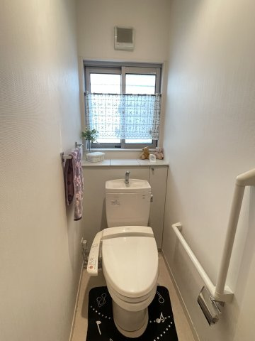 一階トイレは換気できる窓もついております。