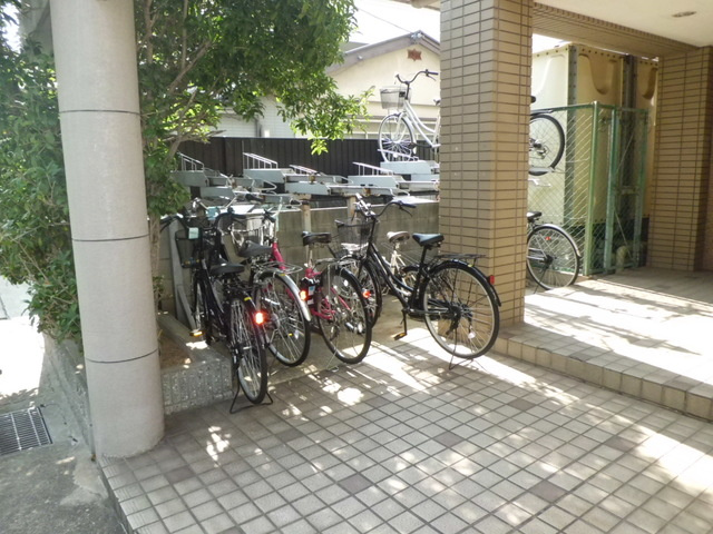 エステムコート東灘の駐車場