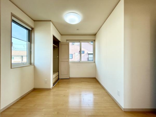 丸亀市中津町　リフォーム戸建の洋室|2階約7.5帖洋室はクリーニングと床のワックスがけを行いました。こちらのお部屋からベランダに出ることができます。