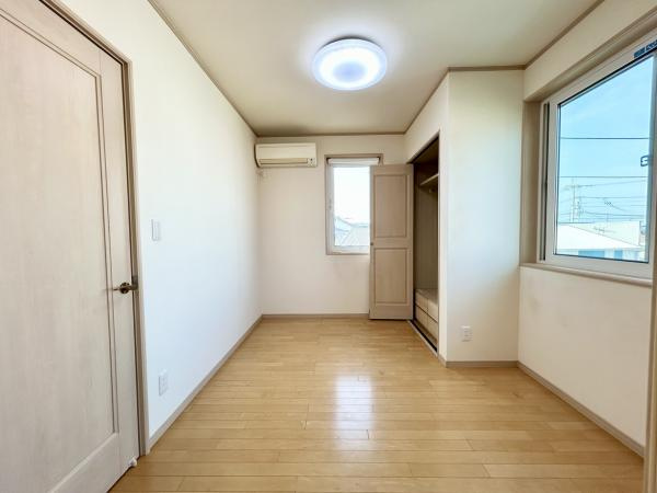 丸亀市中津町　リフォーム戸建の洋室|2階約5帖洋室はクリーニングと床のワックスがけを行いました。3枚扉で仕切ることができ、外すこともできるので、用途に合わせてお使いいただけます。