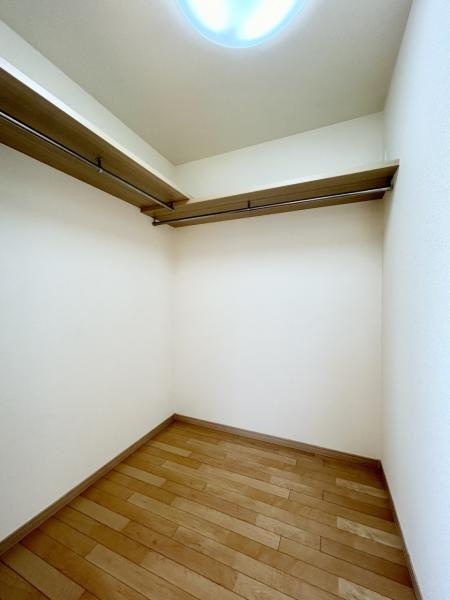 丸亀市中津町　リフォーム戸建の収納|2階のウォークインクローゼットはクリーニングと床のワックスがけを行いました。洋服をつるすことができるハンガーパイプがついているので、たくさんのお洋服を吊って収納ができますよ。