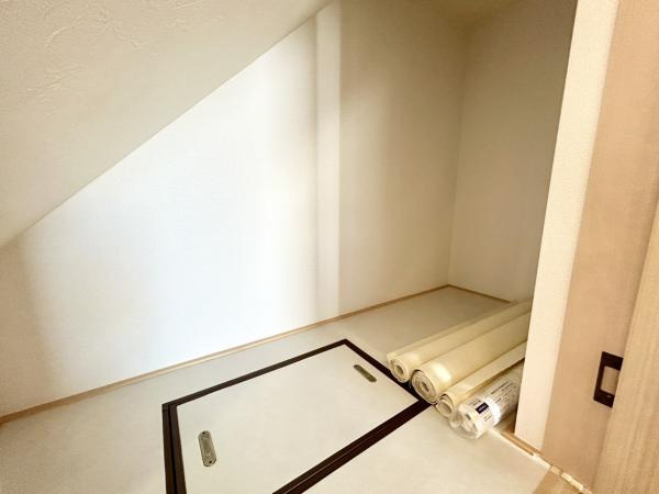丸亀市中津町　リフォーム戸建の収納|階段下収容です。クロス・床材張りを行いました。掃除用具などの、人には見られたくないものの収納ができますよ。