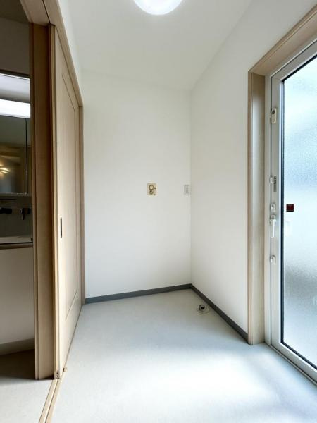 丸亀市中津町　リフォーム戸建のその他|脱衣所です。洗濯水栓がついており、勝手口もあるので、お洗濯後すぐに干しに行くことができますよ。