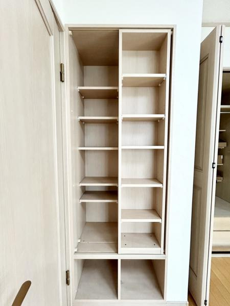 丸亀市中津町　リフォーム戸建の収納|収納には、可動棚がついています。なにかと収納が難しい小物の収納があると便利ですね。