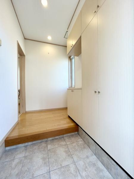 丸亀市中津町　リフォーム戸建の玄関|玄関ホールはクリーニングと床のワックスがけを行いました。大きなシューズボックスがついております。