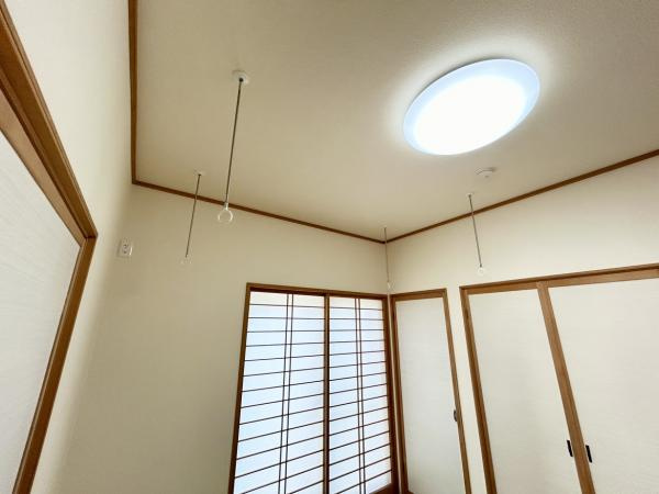 丸亀市中津町　リフォーム戸建の設備|和室に室内物干しがついております。