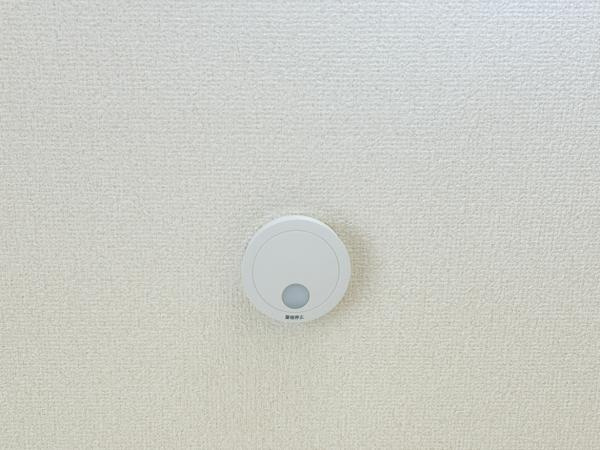 丸亀市中津町　リフォーム戸建の設備|キッチンに熱式、各居室に煙式の火災警報器を設置しました。電池式薄型単独型で、電池寿命は約10年です。ご家族の安全を天井から見守ってくれますよ。