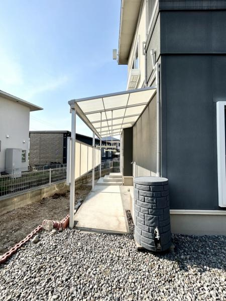 丸亀市中津町　リフォーム戸建のその他|勝手口の先には、庇と洗濯物干しがついております。雨風を防ぐことが可能なので、急な雨でもぬれずにすみそうですね。