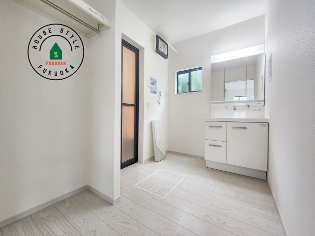 福岡市南区皿山1丁目第5-1棟（1号棟）の脱衣所|ゆとりの洗面スペースで朝の身支度もスムーズに。暮らしを快適に変えるシャワー付洗面台です！