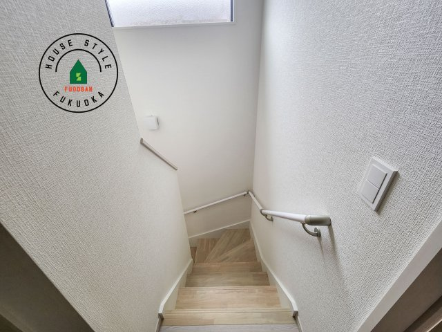 福岡市南区皿山1丁目第5-1棟（1号棟）の内装|階段からも明るい光が入ります。採光や通風も階段の重要な役割です。