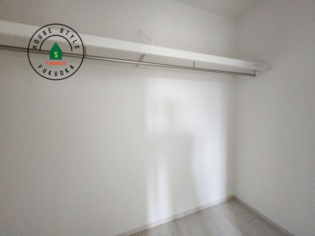 福岡市南区皿山1丁目第5-1棟（1号棟）の収納|洋服や大きな荷物が多い方や人数の多いご家族などは、一般的なクローゼットよりもウォークインクローゼットのほうが使い勝手が良いです。