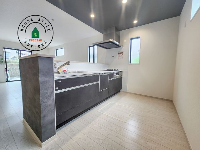 福岡市南区皿山1丁目第5-1棟（1号棟）のキッチン|ダイニングテーブルへの配膳がラクラク、お料理はかどるカウンター付きシステムキッチン！