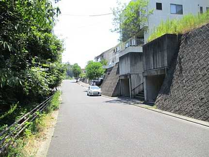 西区高須台１丁目の前面道路含む現地写真