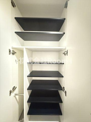 【玄関】 | セレニテフラン谷町四丁目 | 収納もある玄関です