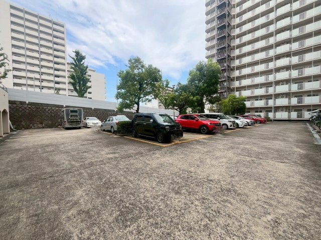 日商岩井緑地公園マンションの駐車場