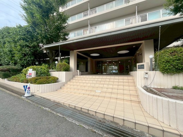 日商岩井緑地公園マンションのエントランス
