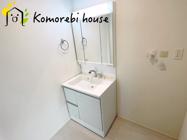 川島町伊草　2期　新築一戸建て　グラファーレ　04の独立洗面台|独立洗面台あり、毎朝おしゃれに忙しい女性の方におすすめです