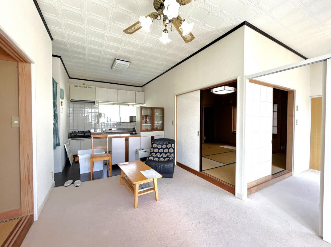 北茨城市大津町字五浦1丁目　中古戸建の居間・リビング|家族の集まるLDKは広々10.5帖！贅沢な空間を演出！