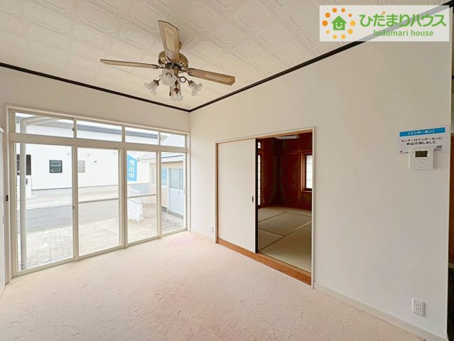 北茨城市大津町字五浦1丁目　中古戸建の居間・リビング|リビング大きな窓からは、暖かな日の光が降り注ぎます・・・