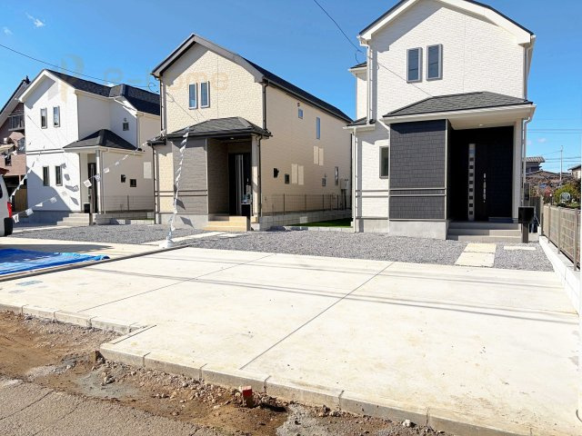 土浦市烏山4丁目　新築戸建て　C号棟の駐車場|カースペースは3台完備。ゲスト用のスペースも確保できますね♪