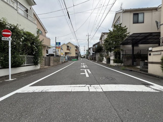 【前面道路含む現地写真】 | 北側公道、幅員7.9ｍで日々のお車の出し入れはストレスフリー♪