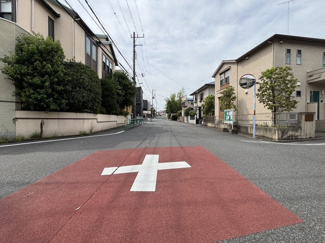 【前面道路含む現地写真】 | 西側公道：幅員10ｍで広い道路ですが、交通量は少なく小さなお子様にも安心の立地です♪