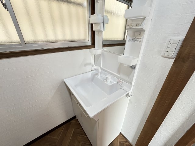 大美野戸建の独立洗面台