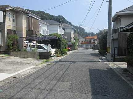 広島市東区中山上２丁目 　中古一戸建ての前面道路含む現地写真