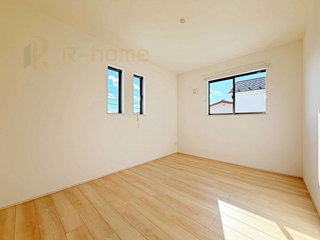 土浦市烏山4丁目　新築戸建て　D号棟の洋室|2面窓の風通しの良い洋室です♪差し込む暖かな陽当たりで、室内がくつろげる空間に早変わりです♪