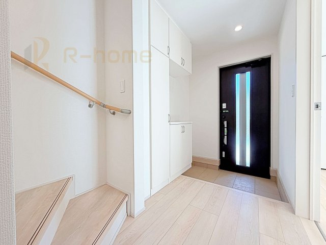 土浦市烏山4丁目　新築戸建て　D号棟の玄関|気持ちよくご家族やゲストを送迎できる穏やかな雰囲気の玄関♪大きな下駄箱で玄関廻りスッキリ♪