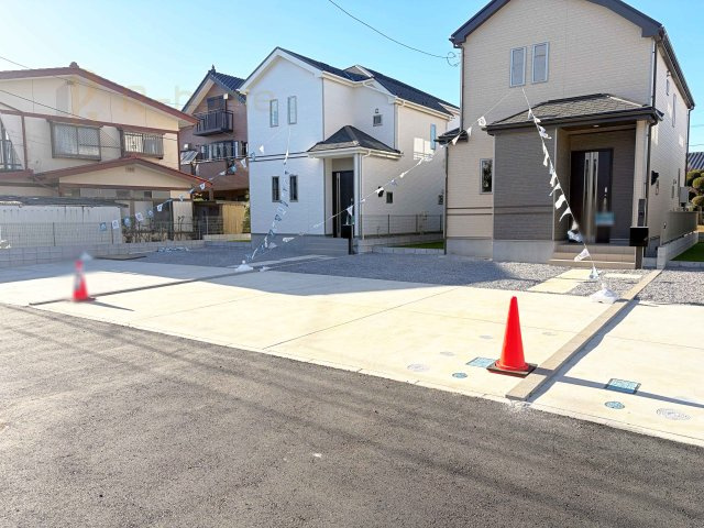 土浦市烏山4丁目　新築戸建て　D号棟の駐車場|カースペースは3台完備。ゲスト用のスペースも確保できますね♪