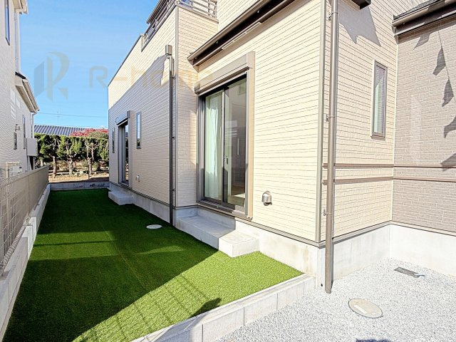 土浦市烏山4丁目　新築戸建て　D号棟の庭|お手入れラクラク！人工芝のお庭です♪